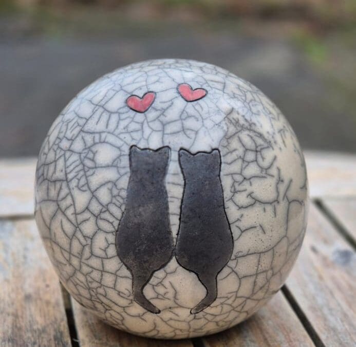 Duo kattenurn met rode hartjes