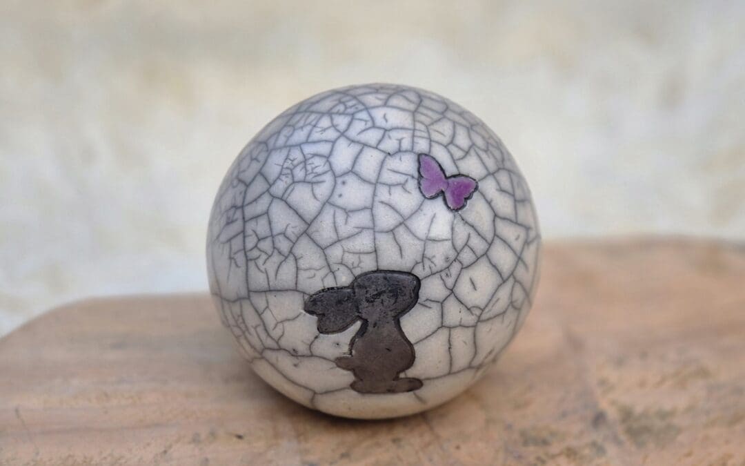 Konijnen urn Pietertje met lila vlindertje