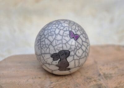 Konijnen urn Pietertje met lila vlindertje