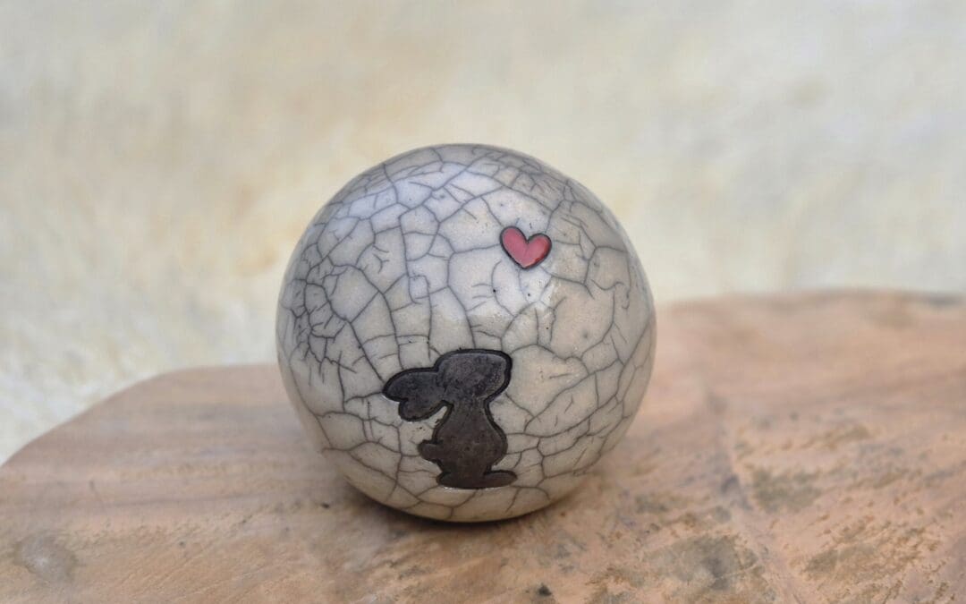 Konijnen urn Pietertje met rood hartje