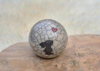 Konijnen urn Pietertje met rood hartje