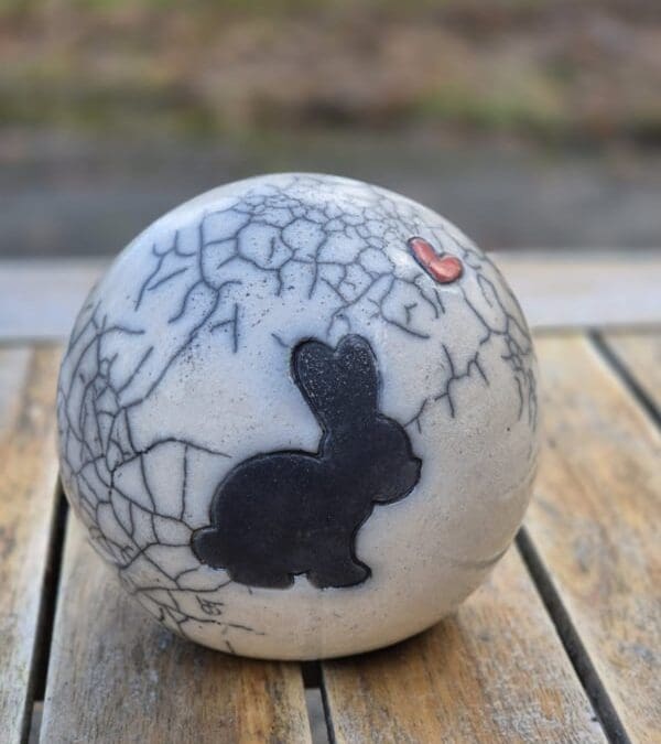 Konijnenurn Pip met rood hartje