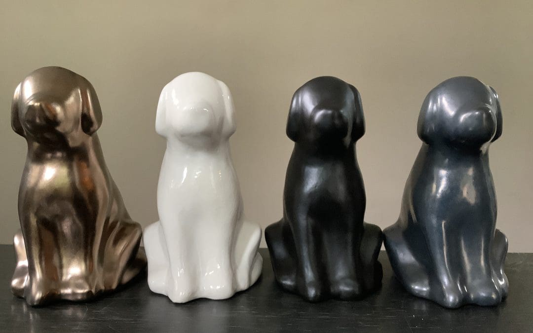 Urn zittende hond