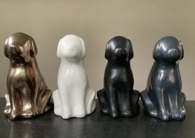 Urn zittende hond