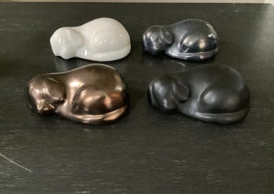 Urn liggende hond