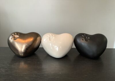 Urn liggend hart met pootafdruk