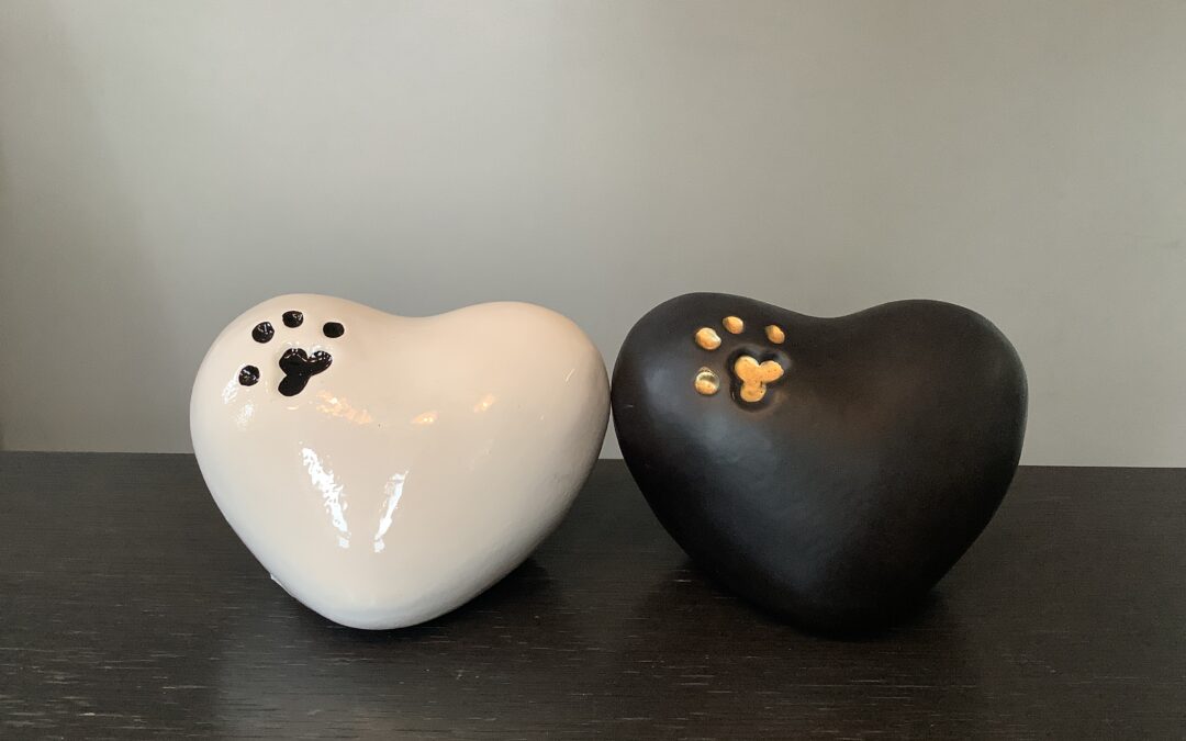 Urn liggend hart met gekleurde pootafdruk