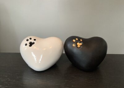 Urn liggend hart met gekleurde pootafdruk
