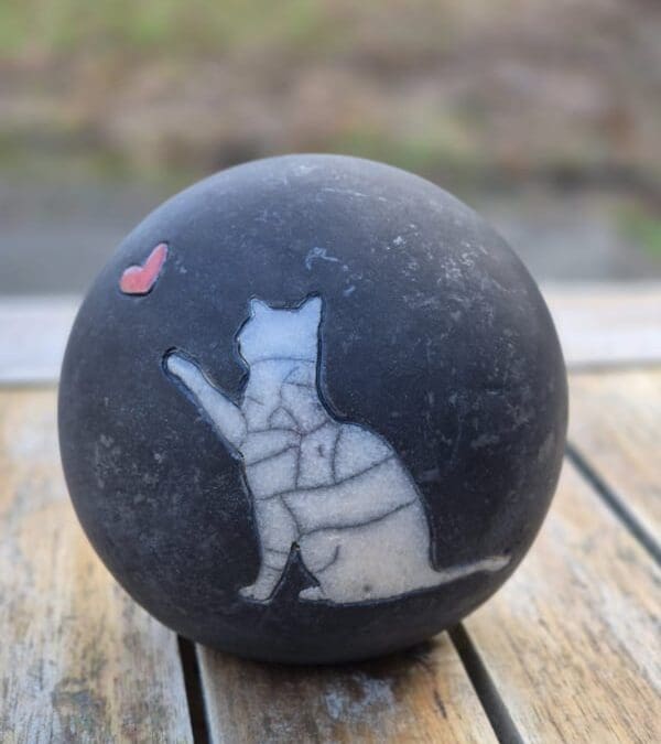 Kattenurn Sammie met rood hartje – donker