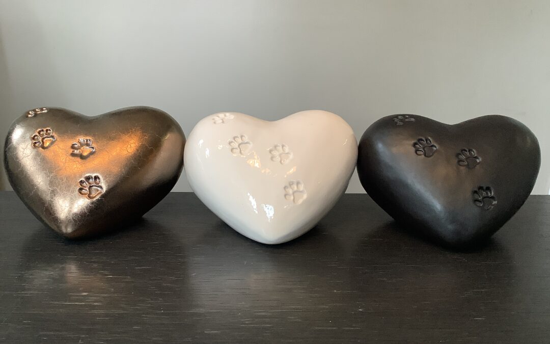 Urn liggend hart met meerdere pootafdrukken