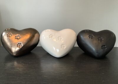 Urn liggend hart met meerdere pootafdrukken