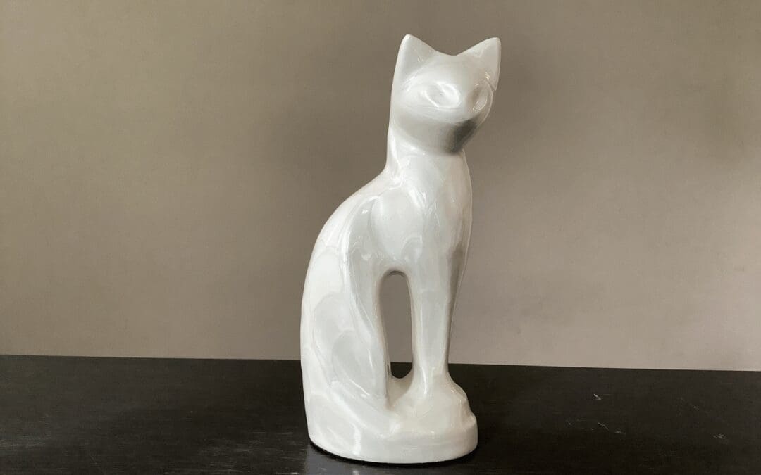 Urn zittende kat aluminium Wit