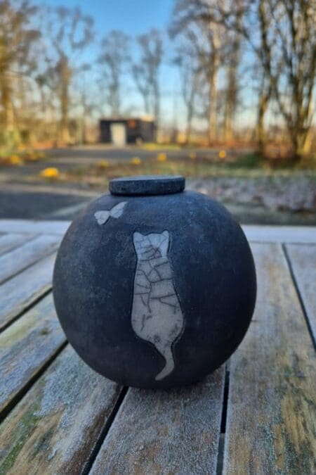 Kattenurn poes met vlindertje crème