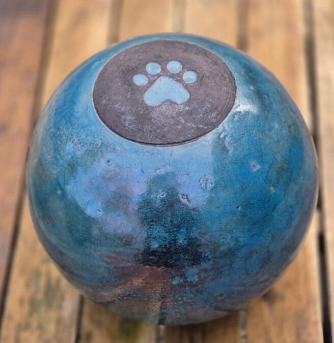 Unieke dierenurn met pootje